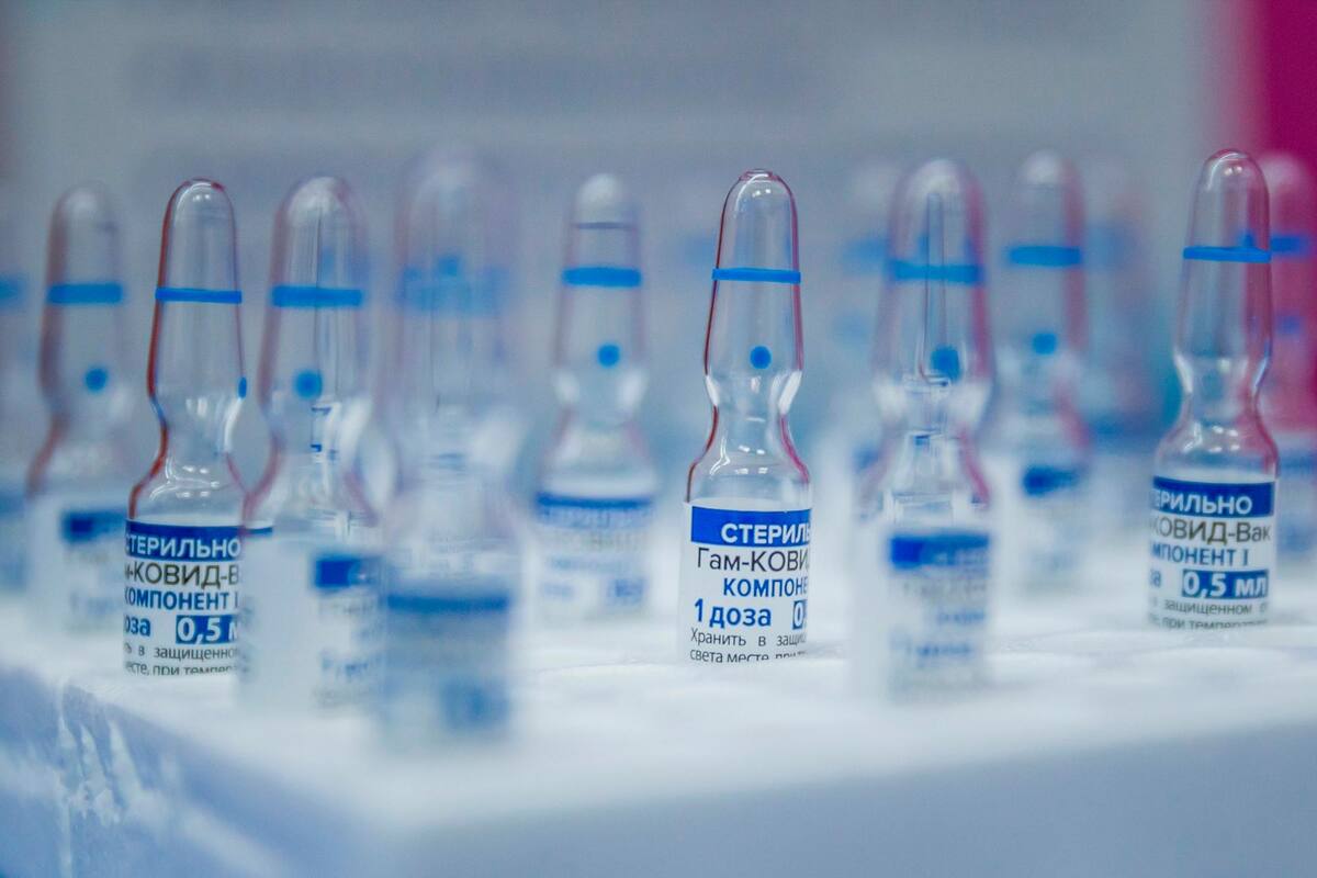 Las dosis de la vacuna rusa no estarán disponibles en la Unión Europea hasta mayo o junio próximo. (Foto: EFE / VANGUARDIA)