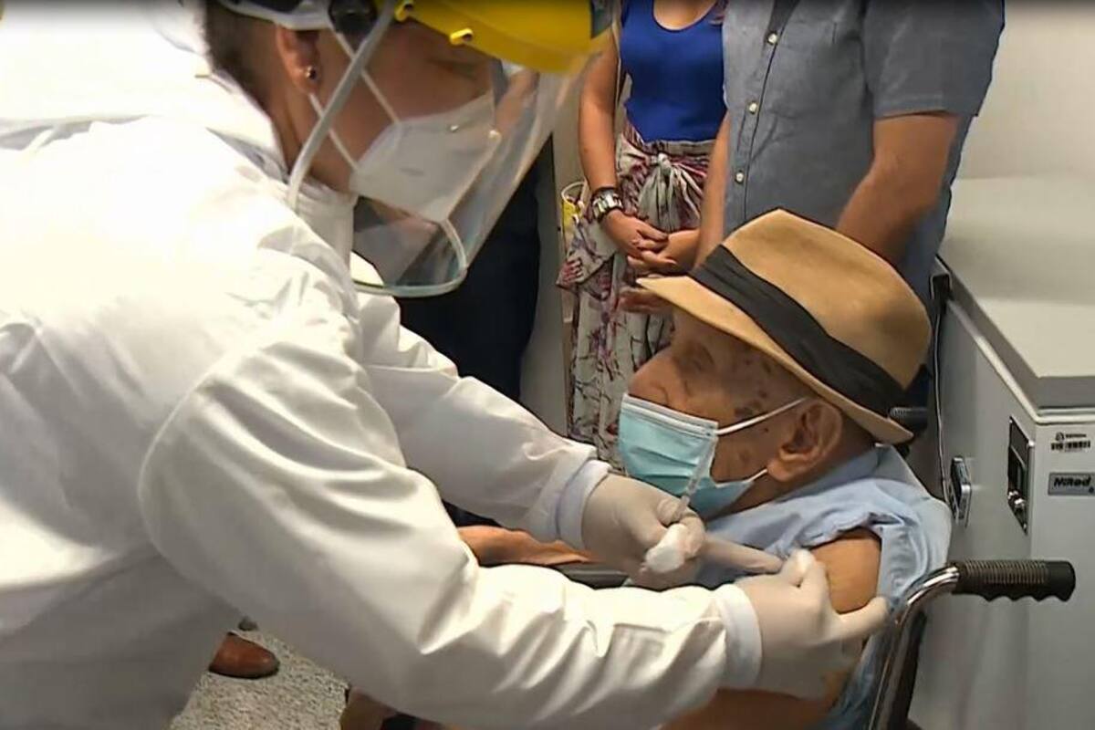 Un hombre de 97 años fue el vacunado un millón en Colombia Foto: Colprensa