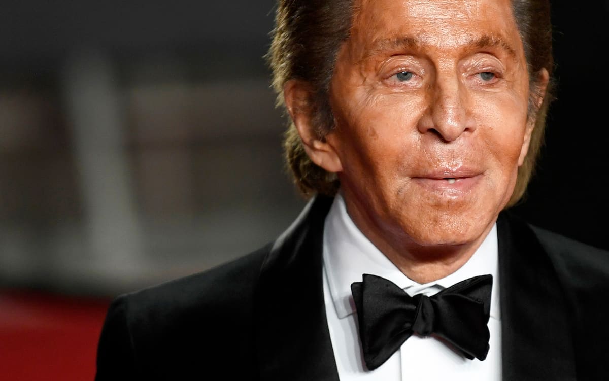 El diseñador italiano Valentino muere en Roma a los 93 años.