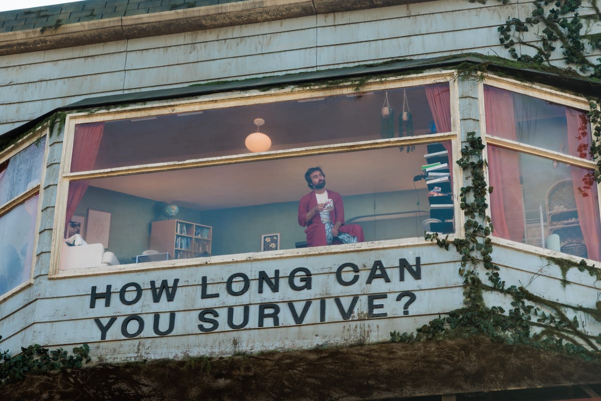 Fotografía de este jueves cedida por Netflix de un detalle de una estructura que recrea parte de una vivienda, donde un intérprete permanecerá entre el 6 y el 8 de agosto, puesta en una valla publicitaria para promocionar 'The Last House', la nueva película de Greta Lee y Wagner Moura, instalada en el bulevar Sunset, una de las zonas más transitadas de Los Ángeles, California. EFE/Netflix /SOLO USO EDITORIAL /NO VENTAS /SOLO DISPONIBLE PARA ILUSTRAR LA NOTICIA QUE ACOMPAÑA /CRÉDITO OBLIGATORIO