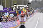 Vuelve y juega: nadie puede con Van der Poel en el Tour de Flandes
