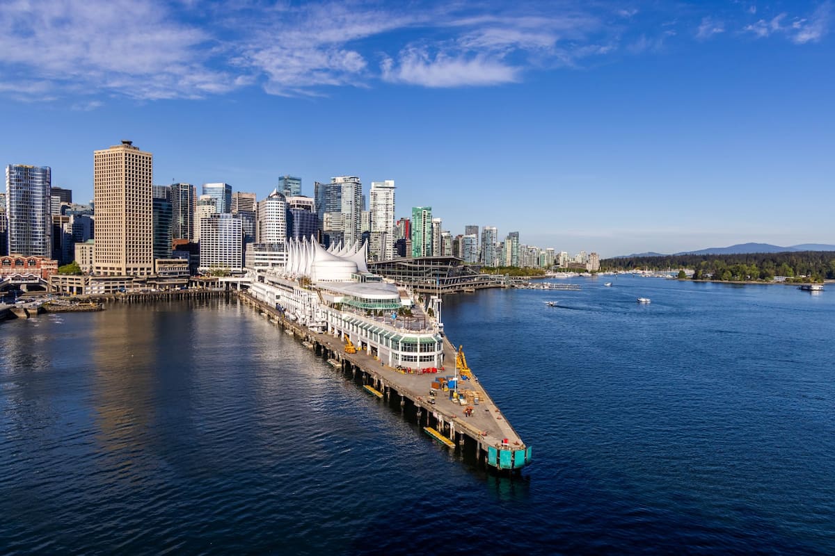 La ciudad de Vancouver combina una moderna infraestructura urbana con imponentes paisajes naturales, recibiendo a miles de hinchas colombianos para el duelo de octavos de final del Mundial 2026.