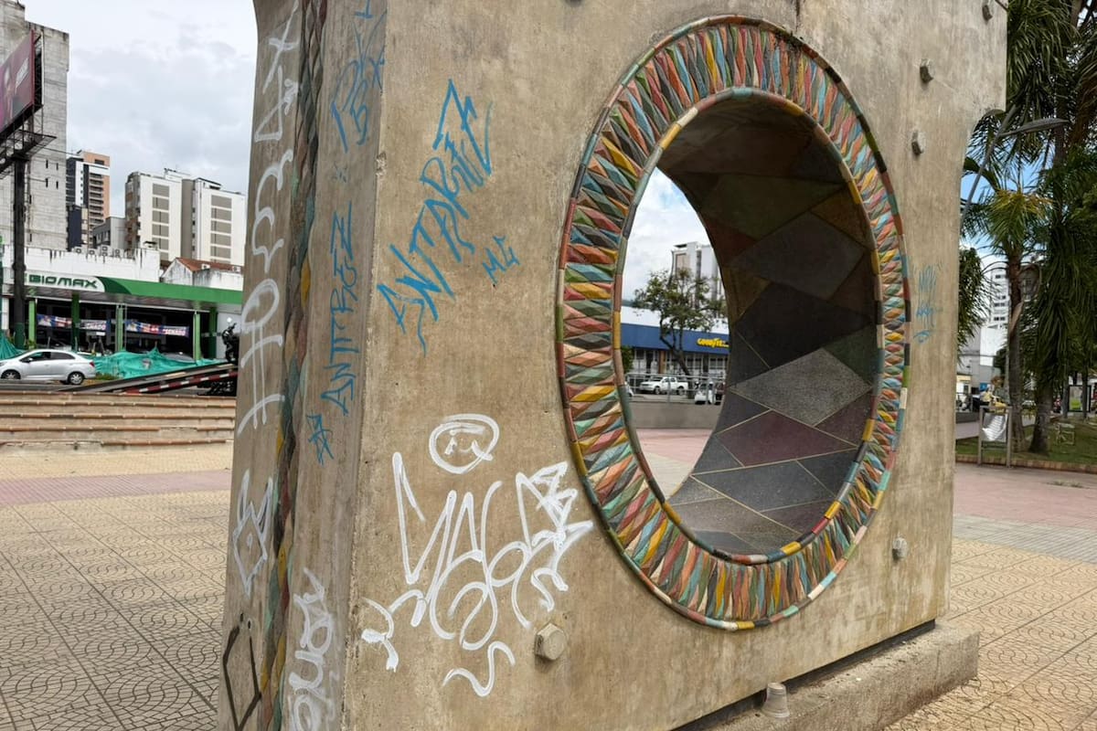 El Monumento del Clavijero, sobre el Parque de los Niños en Bucaramanga, es una de las obras de arte que nuevamente debe someterse a trabajos de restauración. (Foto: suministrada / VANGUARDIA)