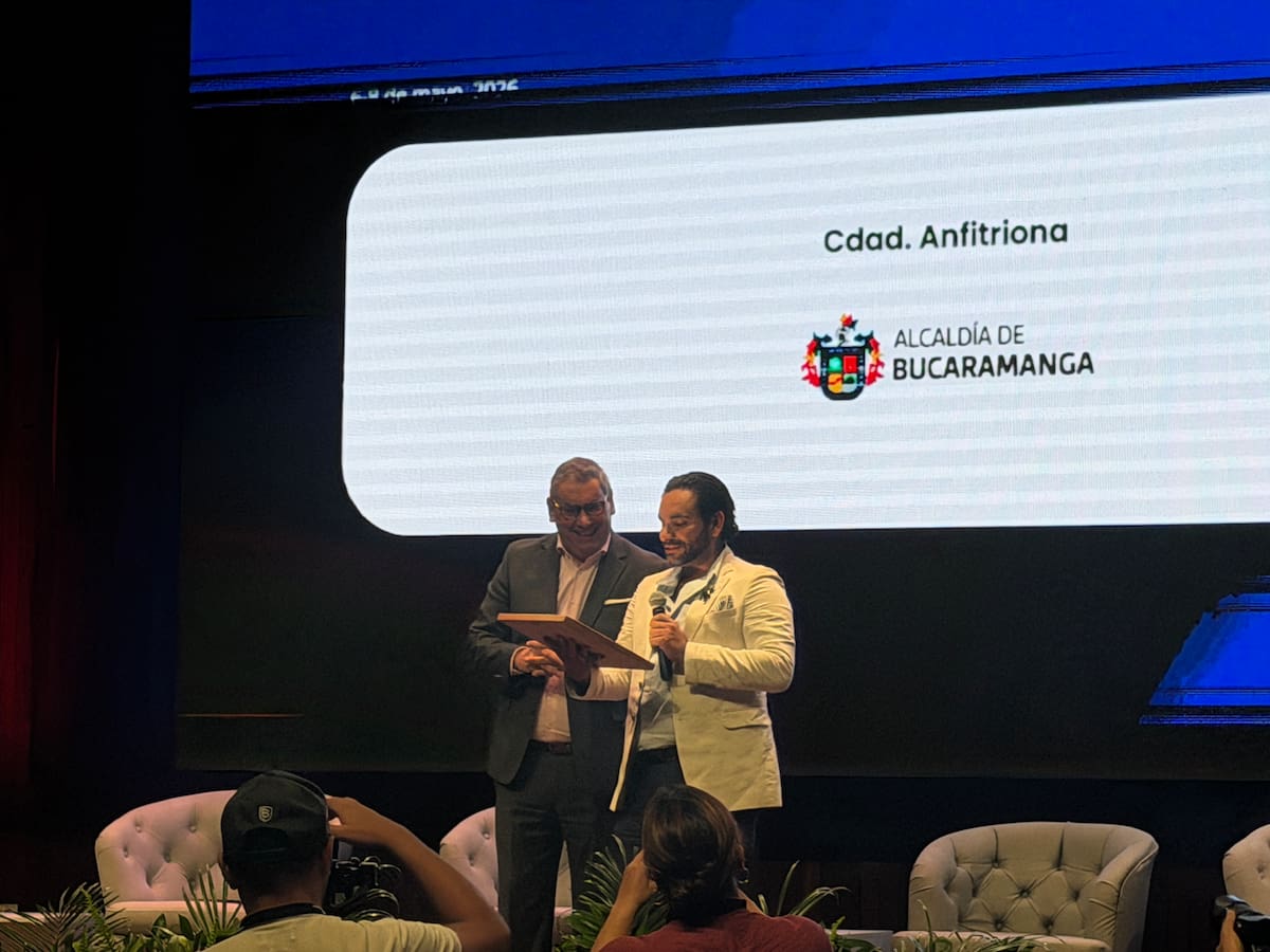 El presidente de AFIDA otorgó un reconocimiento a Neomundo por ser epicentro de desarrollo en Santander. - VANGUARDIA