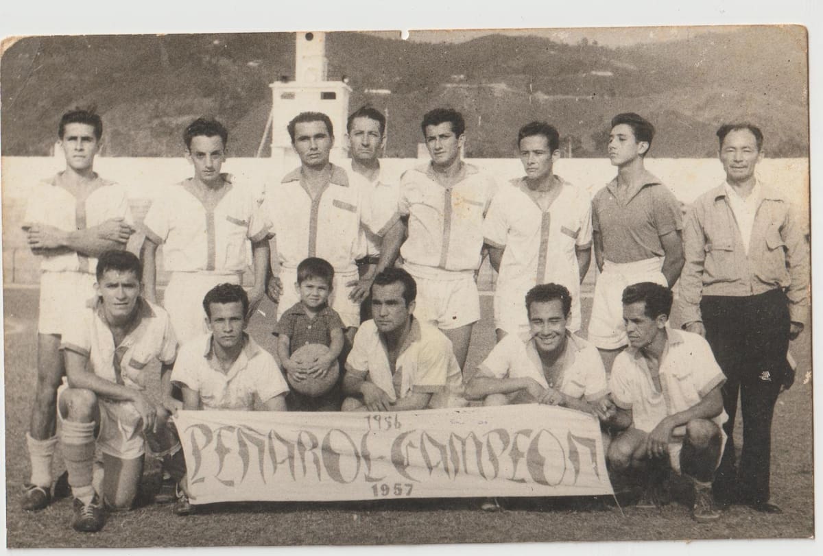 Jorge Enrique Sarmiento, el primero de izquierda a derecha de los que están en la primera fila, hizo parte del equipo de primera división que se conoció como Peñarol. (Archivo/ VANGUARDIA)