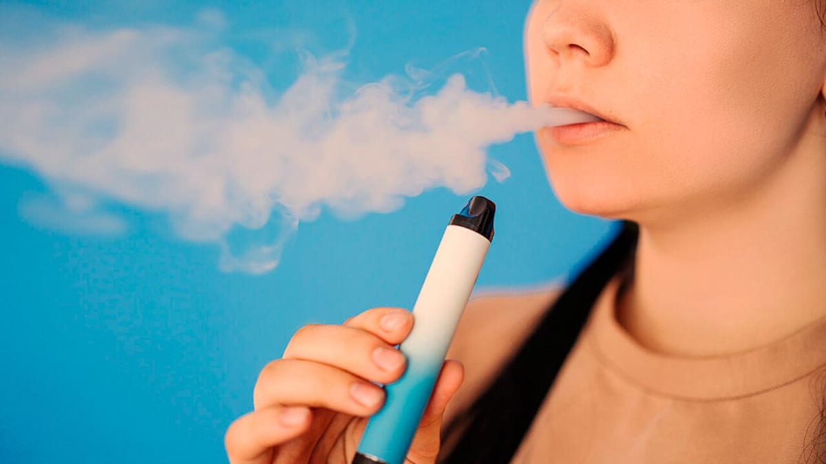 El uso de cigarrillos convencionales o electrónicos genera un interés especial en los jóvenes. Fotos Getty Images/VANGUARDIA