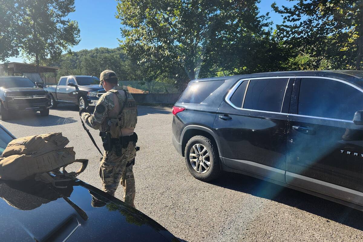 Una fotografía proporcionada por la Oficina del Sheriff del Condado de Laurel muestra a la policía respondiendo a la búsqueda en un área después de un tiroteo que tuvo lugar el 07 de septiembre en una carretera en Londres, Kentucky, EE. UU. EFE/OFICINA DEL ALGUACIL DEL CONDADO DE LAUREL