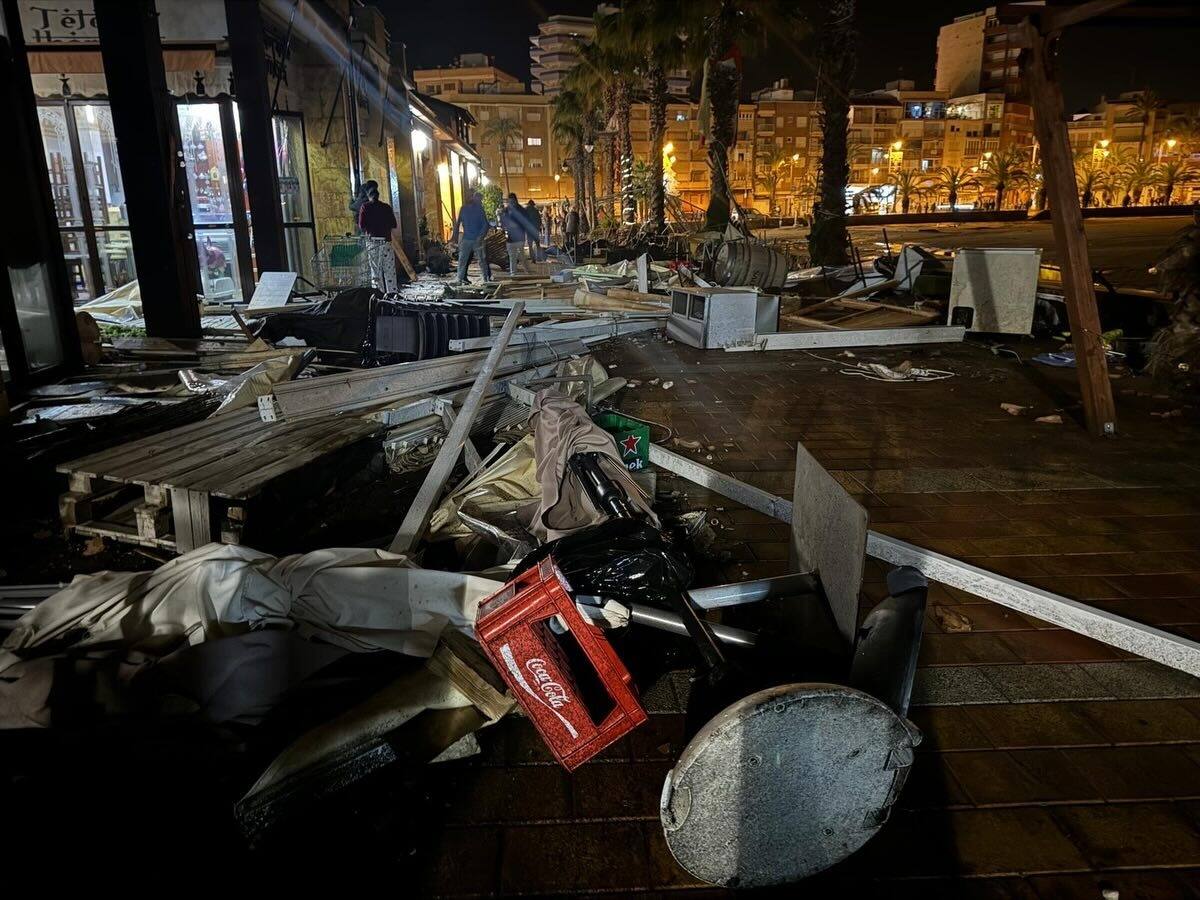 Varias mangas marinas han causado daños en barcos, terrazas de bares y mobiliario urbano en Puerto de Mazarrón