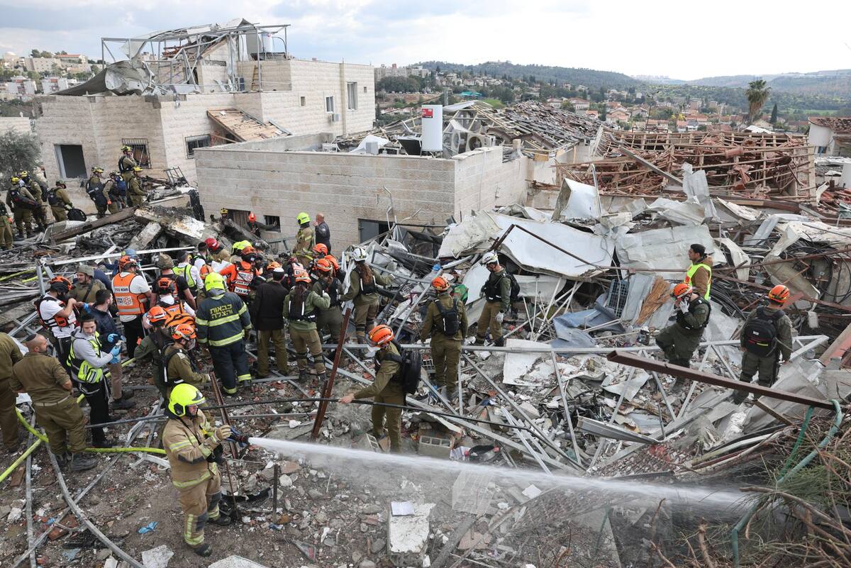 Las fuerzas de rescate trabajan entre los escombros de una casa tras un ataque con cohetes iraníes que impactó Beit Shemesh.
Foto: EFE/ABIR SULTAN