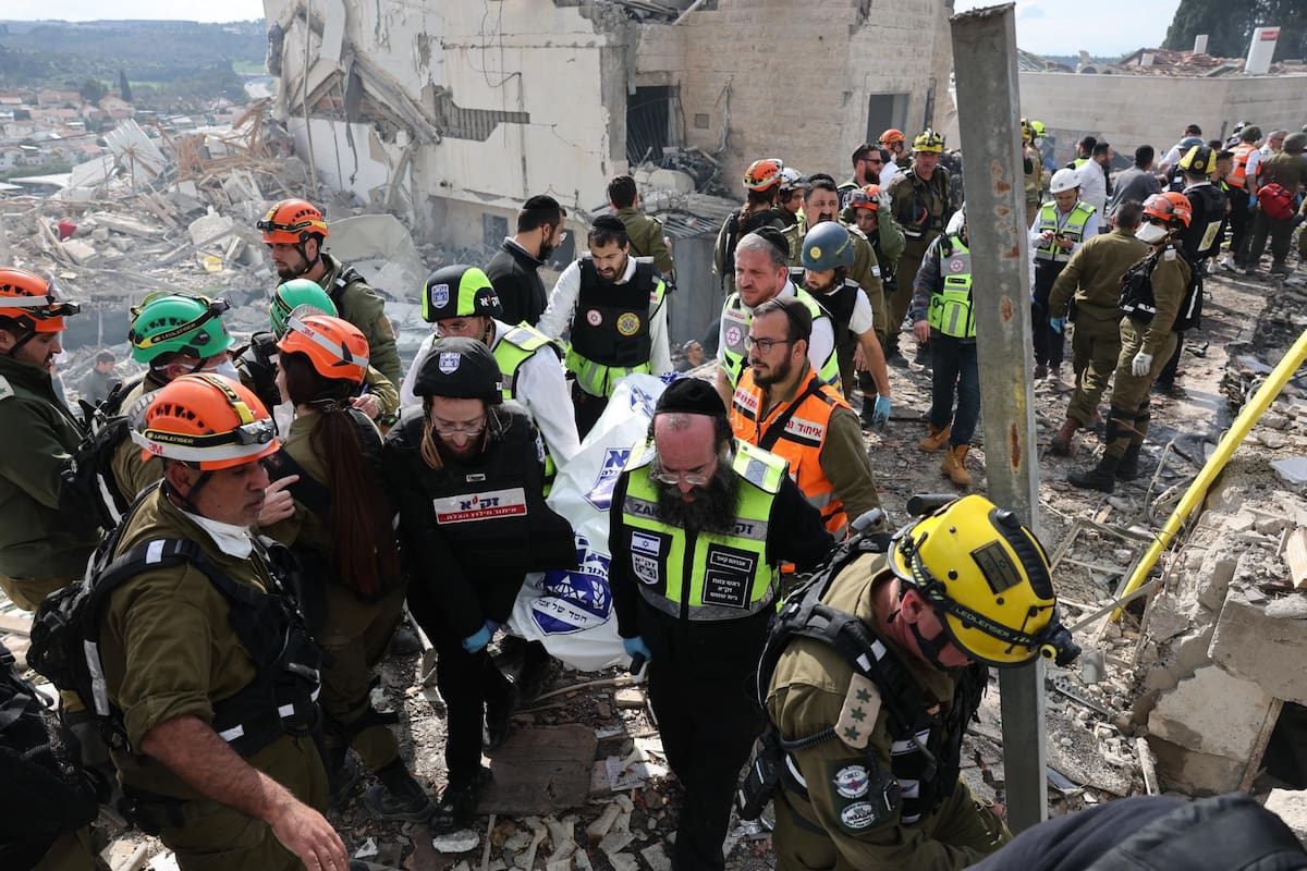 Las fuerzas de rescate transportan un cadáver en una camilla tras un ataque con cohetes iraníes que impactó Beit Shemesh, cerca de Jerusalén, Israel, el 1 de marzo de 2026. La policía israelí confirmó al menos seis muertes como consecuencia del ataque con cohetes iraníes. Irán respondió con ataques contra Israel y en los países del Golfo Pérsico tras los ataques militares conjuntos de Estados Unidos e Israel contra Irán el 28 de febrero de 2028. EFE/ABIR SULTAN