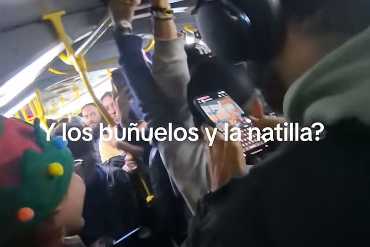 Varios pasajeros de un bus articulado de TransMilenio uniéndose para rezar la oración del primer día de la Novena. Foto: Redes Sociales