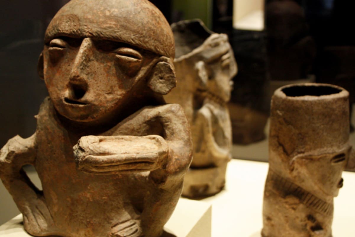 Vasijas para honrar el nacimiento y la muerte en Colombia. Foto tomada del archivo de imágenes del Banco de la República.