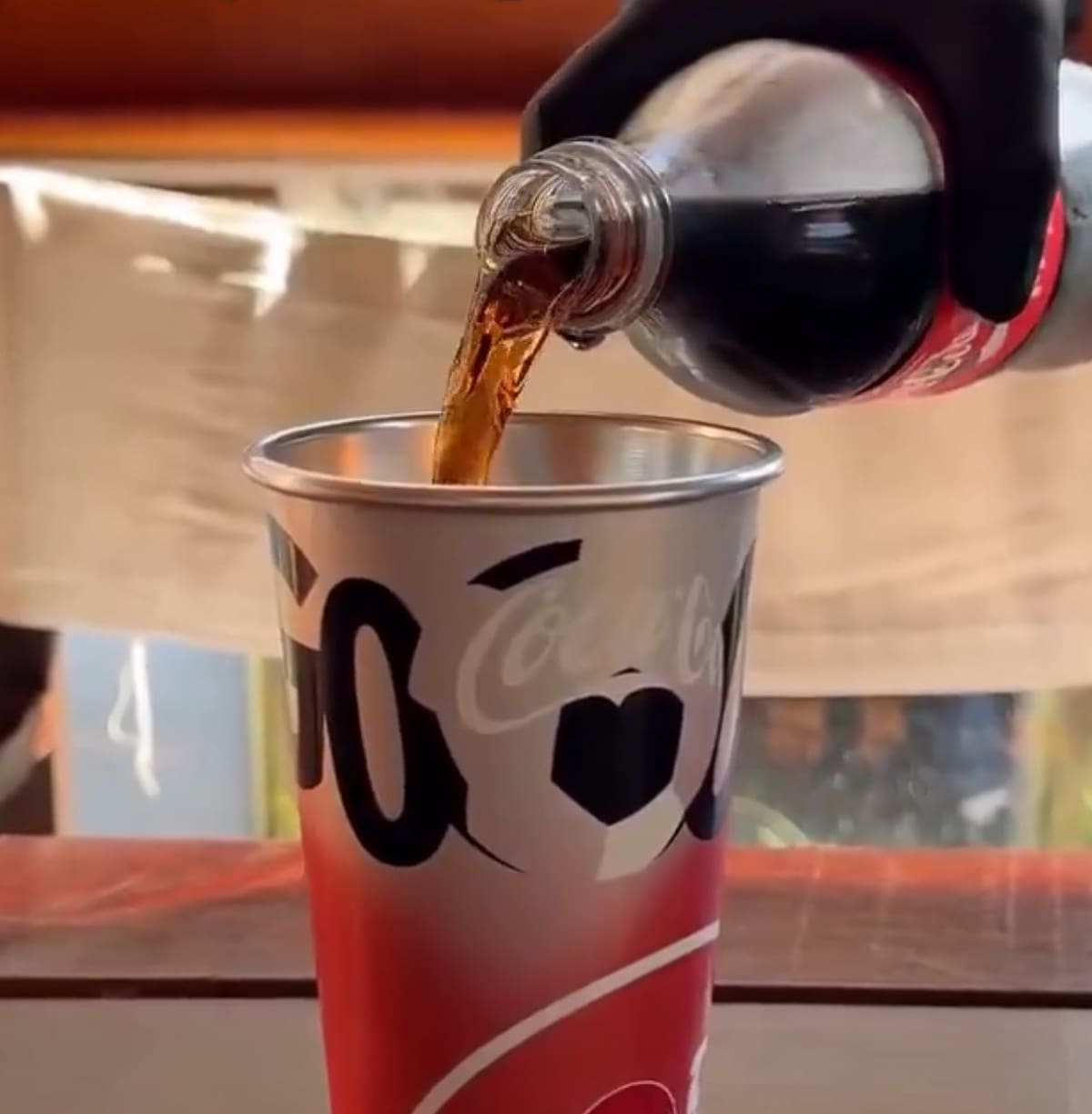 Coca-Cola lanza vasos coleccionables del Mundial 2026 con cambio de color. Conoce sus diseños, características y por qué se volvieron virales.