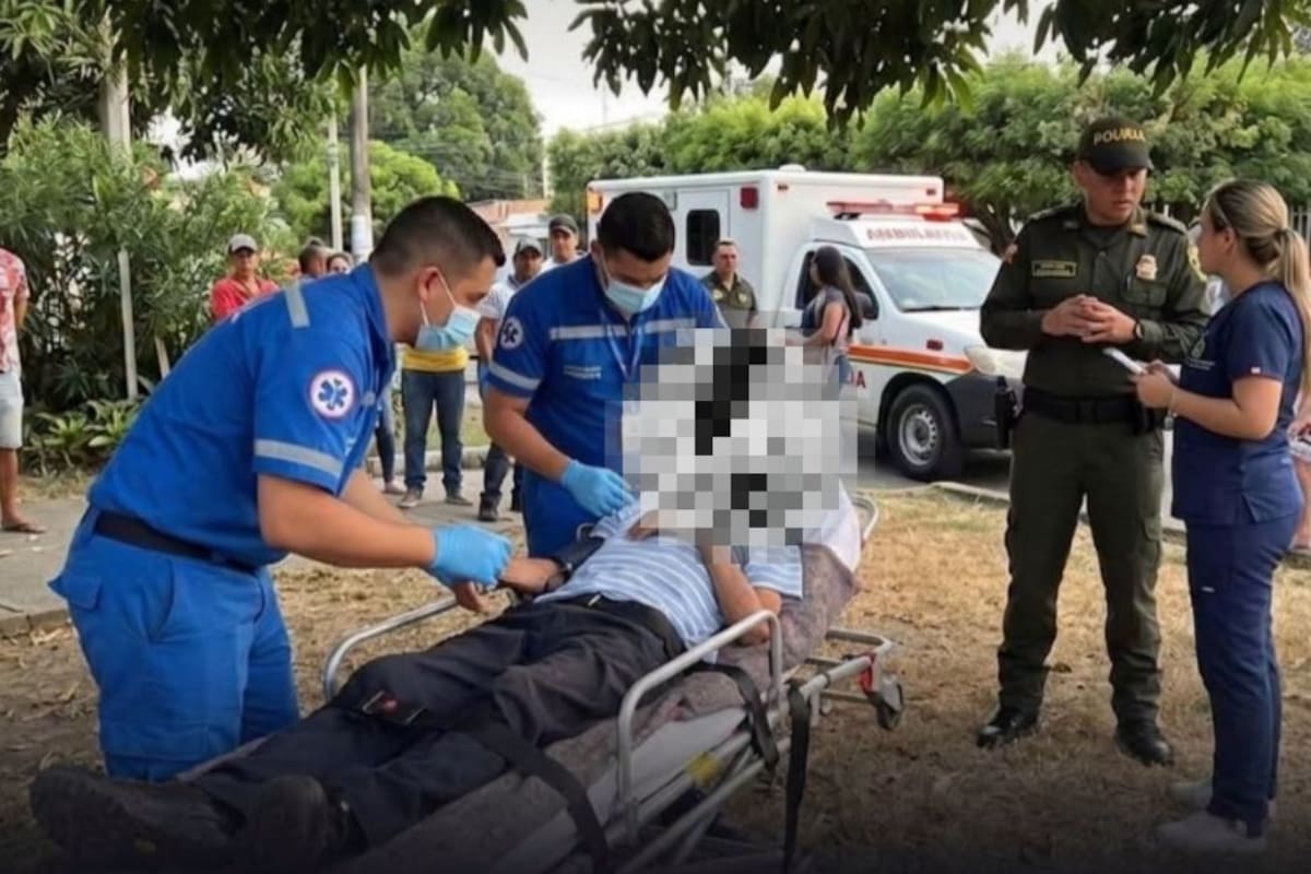 Vecinos auxiliaron a un adulto mayor con cáncer hallado solo en un parque de Palmira. | Foto: Tomada de Video.