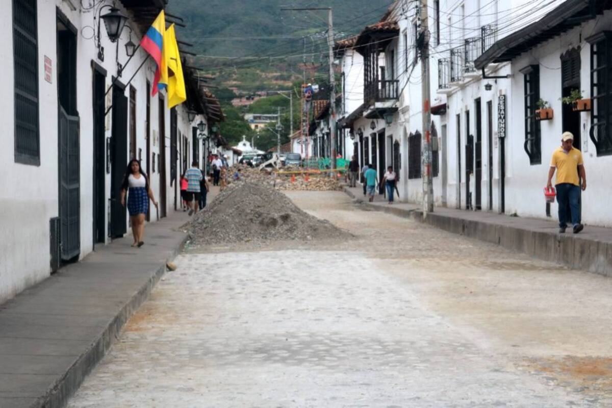 Según el veedor ciudadano Jorge González, el temor de no hacer la reposición en las redes de alcantarillado es que después de los arreglos del empedrado nuevamente se presente hundimiento y sea necesario romper la calzada. (Foto: Fabián Hernández / VANGUARDIA LIBERAL)