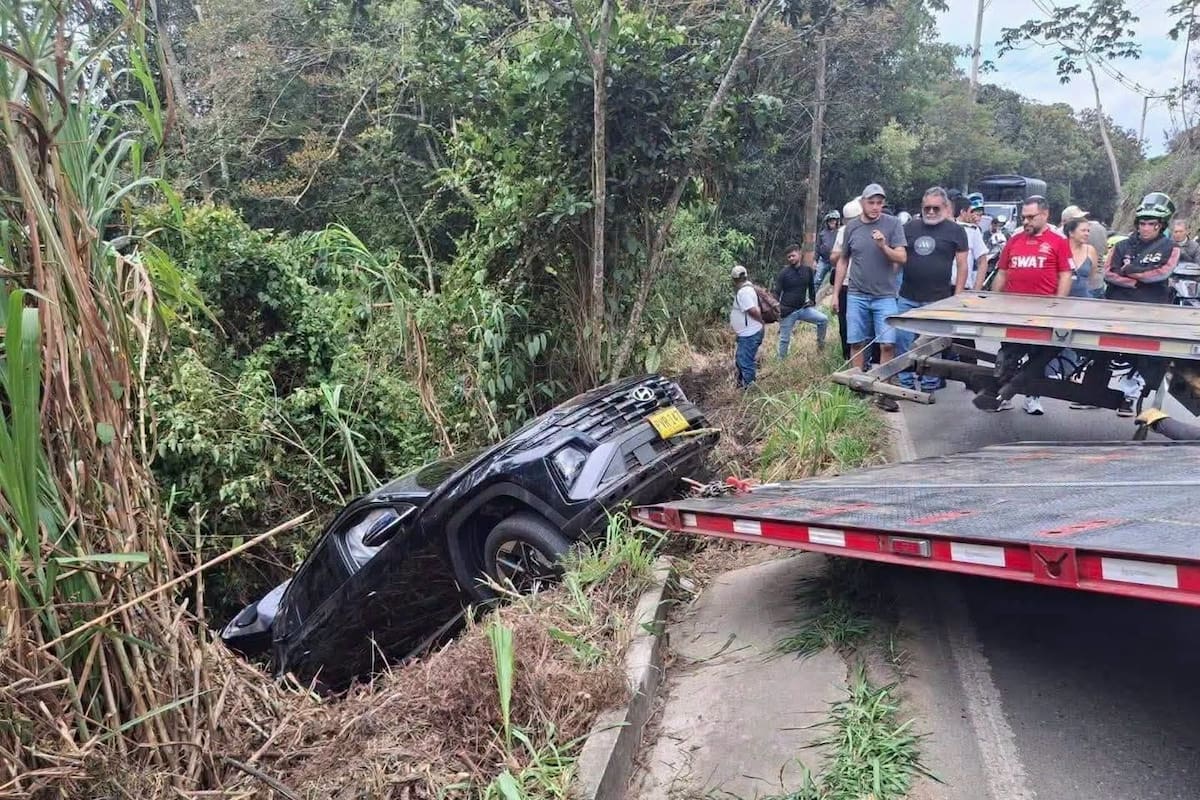 Vehículo cayó por un barranco en la vía hacia la Mesa de Los Santos