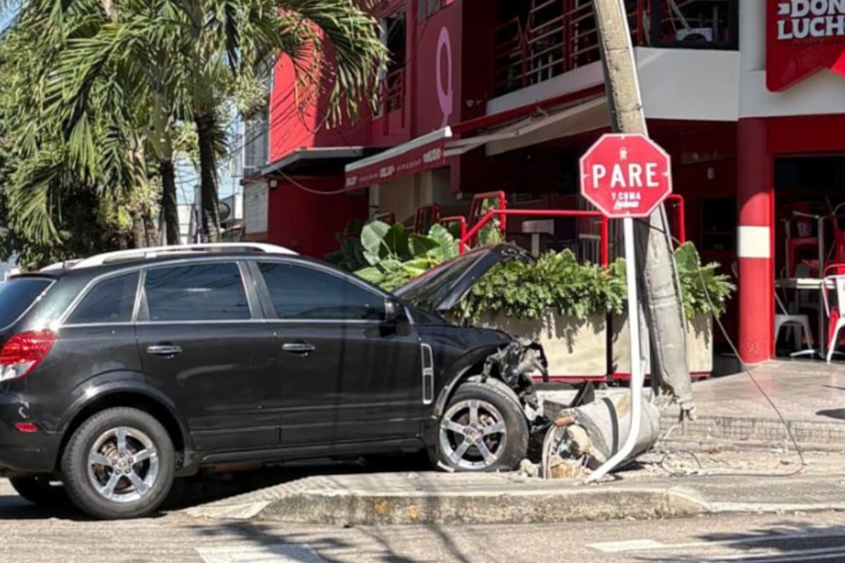 Vehículo terminó contra un poste tras presunta imprudencia de un motociclista en Bucaramanga