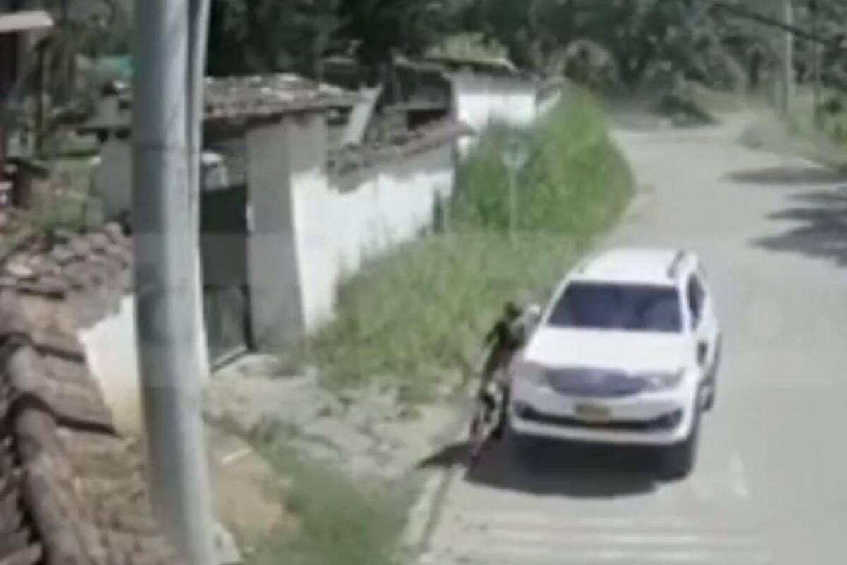Video: Conductor de un vehículo embiste a propósito a un ciclista profesional en Santander hogar