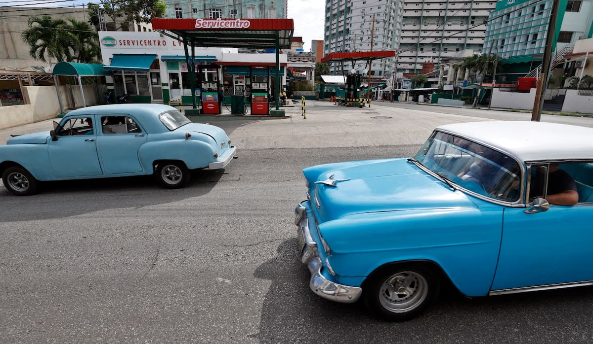Vehículos pasan frente a una gasolinera vacía este viernes, en La Habana. Cuba implementará precios variables para el combustible, medida destinada a contrarrestar el aumento de costos de importación. // EFE.