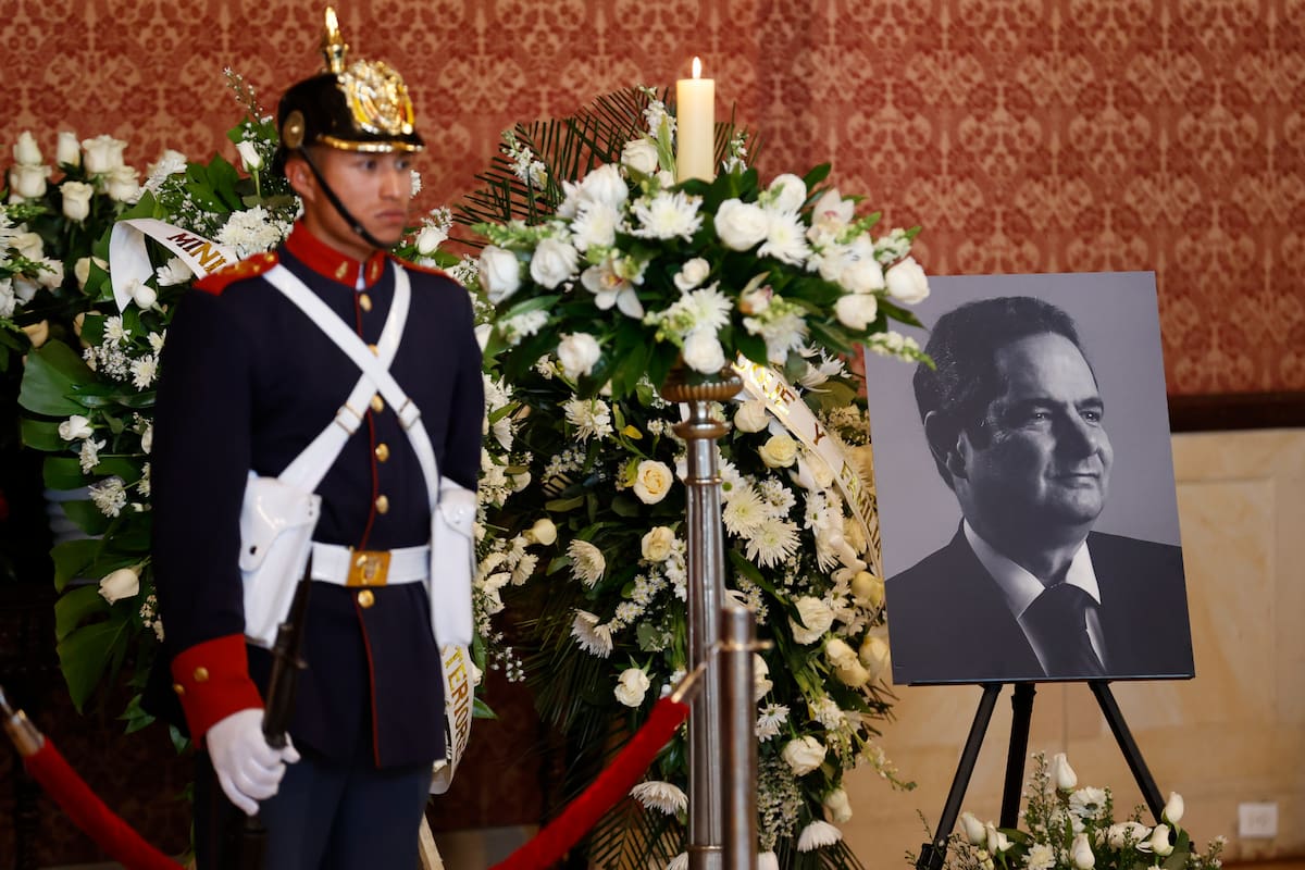 La velación de Germán Vargas Lleras se lleva a cabo en el Palacio de San Carlos.
Foto: EFE/ Mauricio Dueñas Castañeda