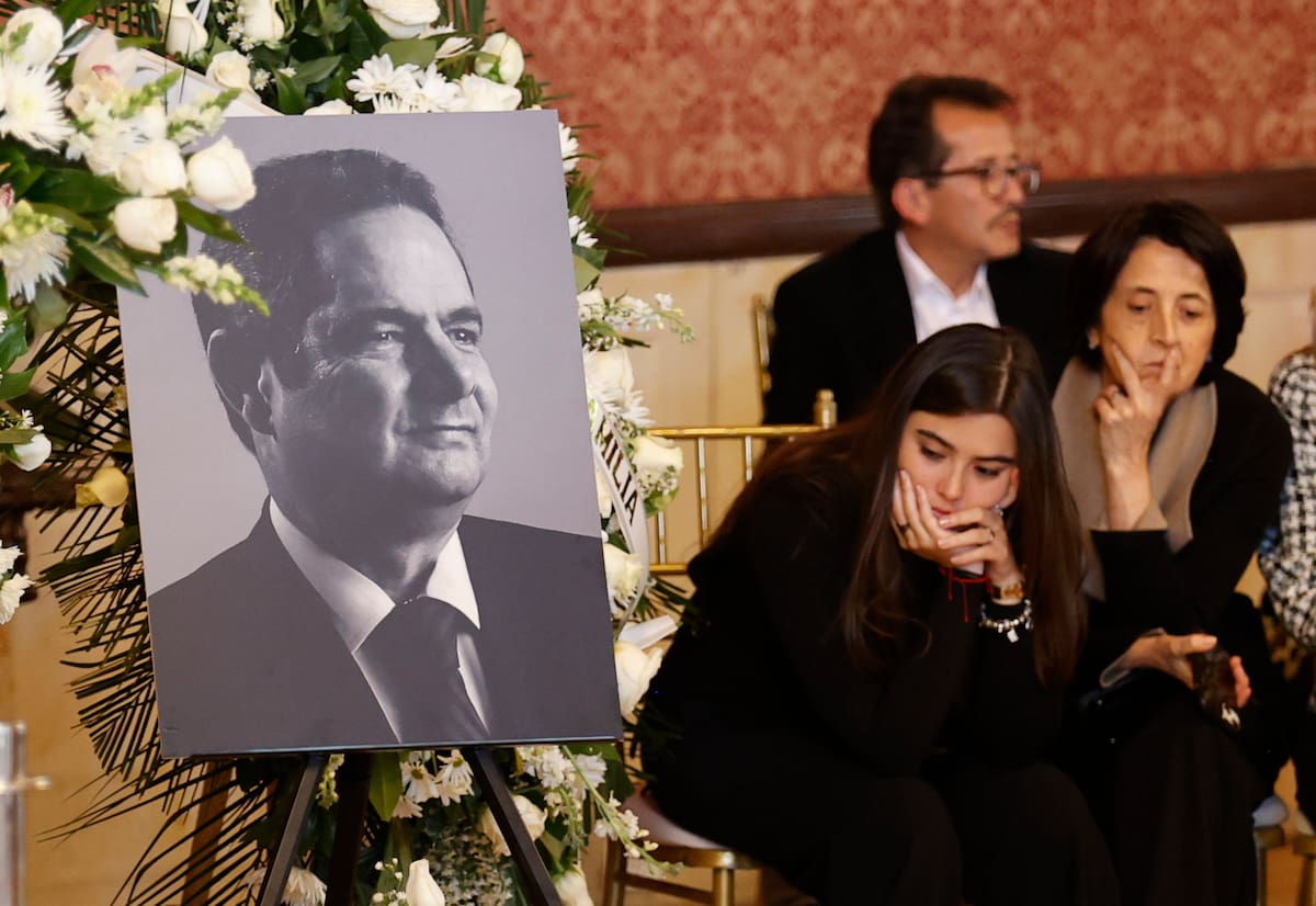 Familiares y amigos del exvicepresidente Germán Vargas Lleras asisten a su funeral en el Palacio de San Carlos, en Bogotá.
Foto: EFE.