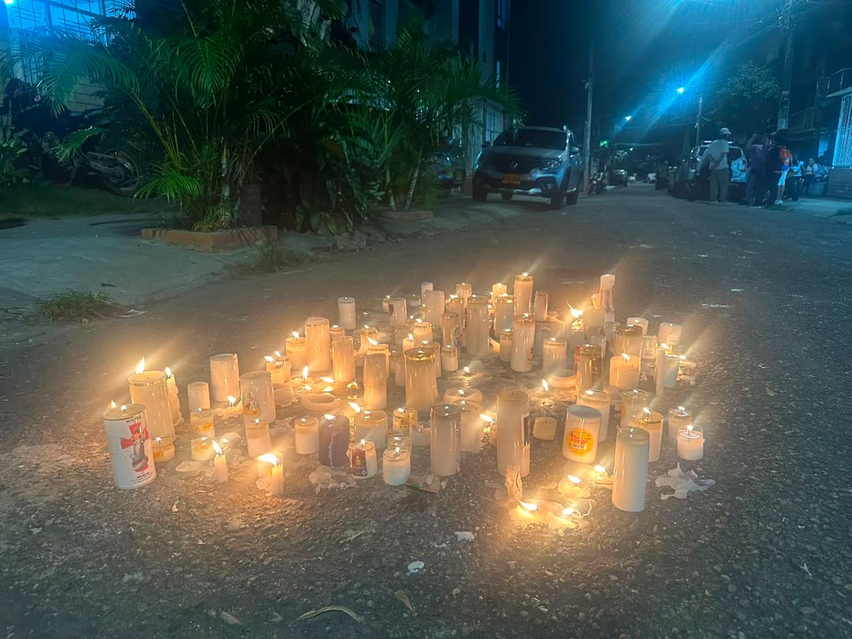 Velas blancas iluminaron el homenaje en memoria de Johan Sebastián Durán Guerrero.