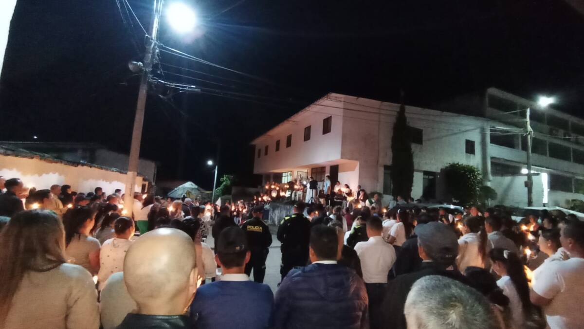 Entre velas y oraciones, Tona despidió al niño hallado muerto cerca del río.
Foto: Suministrada.
