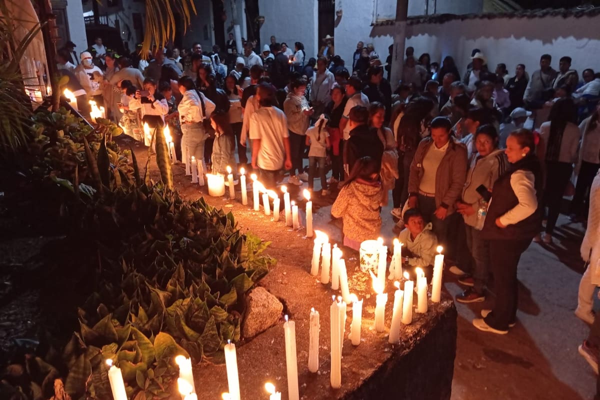 Velatón en memoria de Daniel Felipe en Tona, Santander.
Foto: Suministrada.