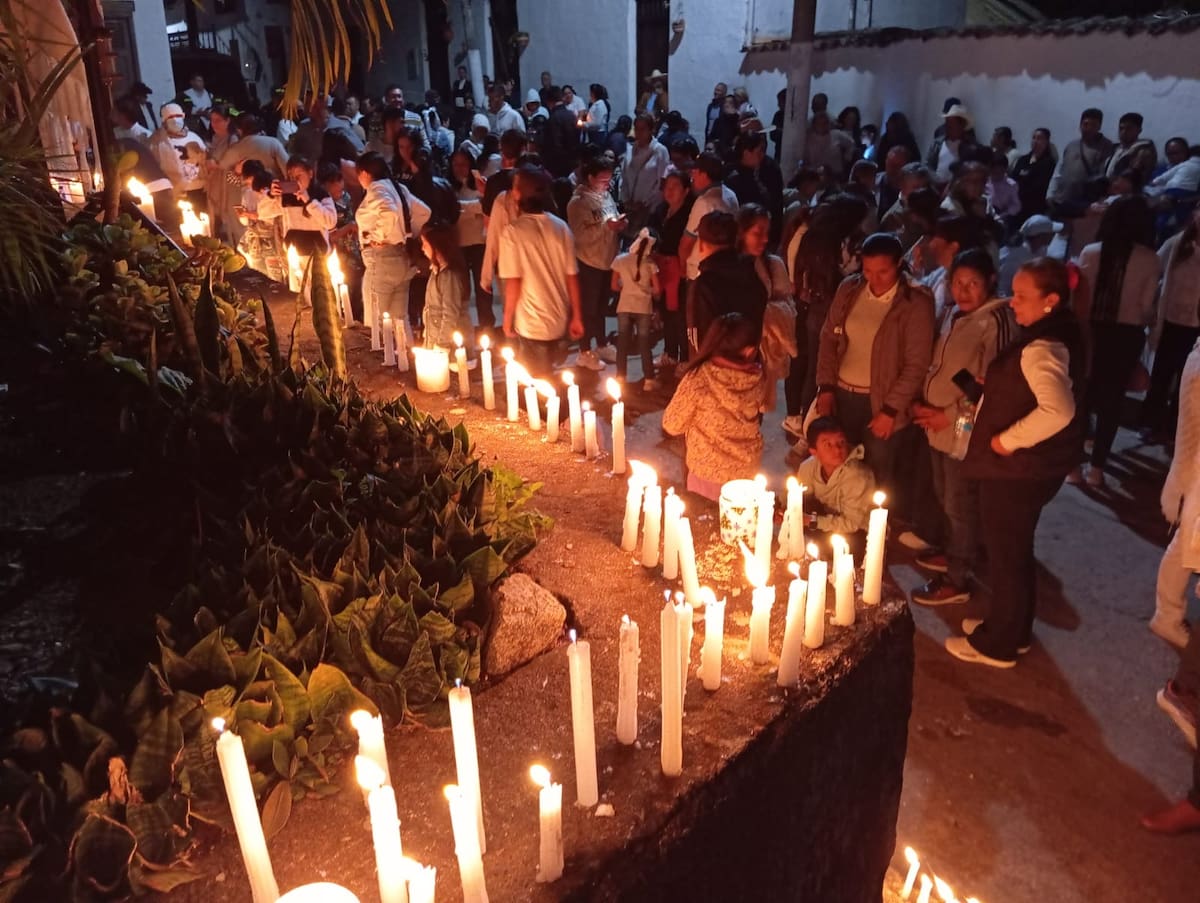 Velatón en memoria de Daniel Felipe en Tona, Santander.
Foto: Suministrada.