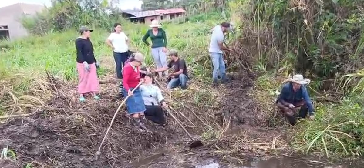 En algunas zonas las familias buscan limpiar cualquier fuente que les pueda servir para abastcerse de agua.