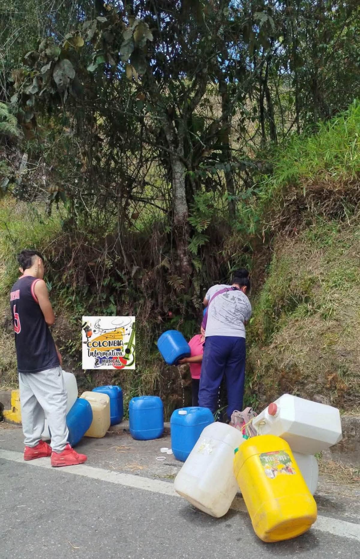 Tener recipientes para llenar de agua en cualquier momento es una obligación para los veleños.