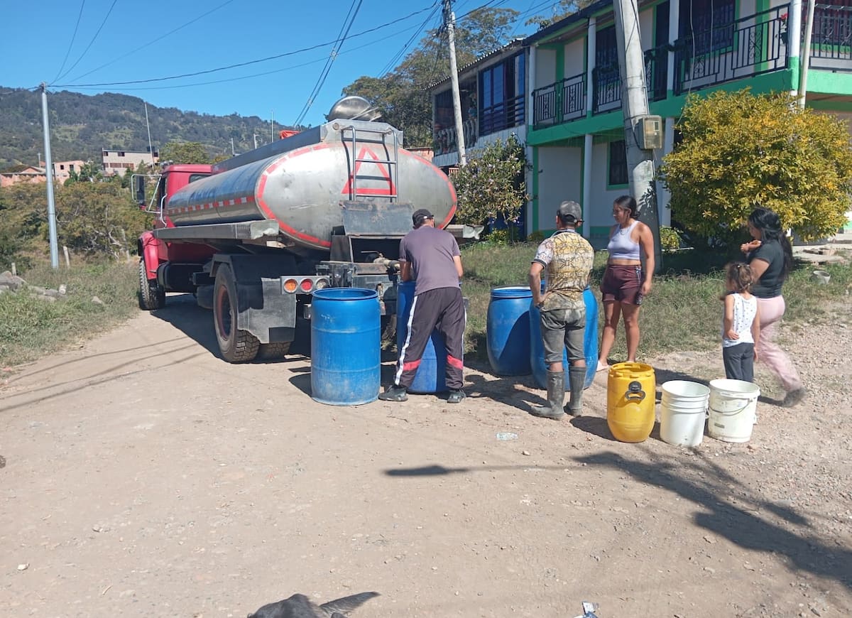 Los habitantes del casco urbano de Vélez y sus veredas mas cercanas sufren cada año largas temporadas de sequía que los deja sin acceso a agua potable.