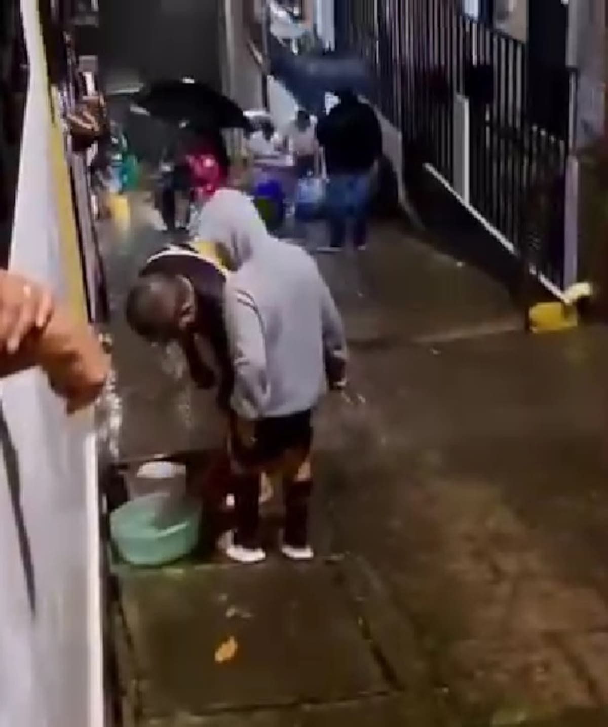 La comunidad veleña aprovecha las lluvias para salir a recoger agua.