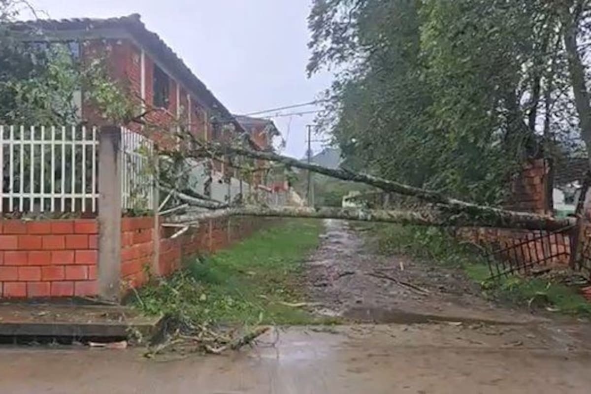 Emergencia en Mogotes, Santander, por fuerte tormenta con granizo. Reportan daños en el Instituto Técnico Isaías Ardila Díaz y afectación a redes eléctricas.