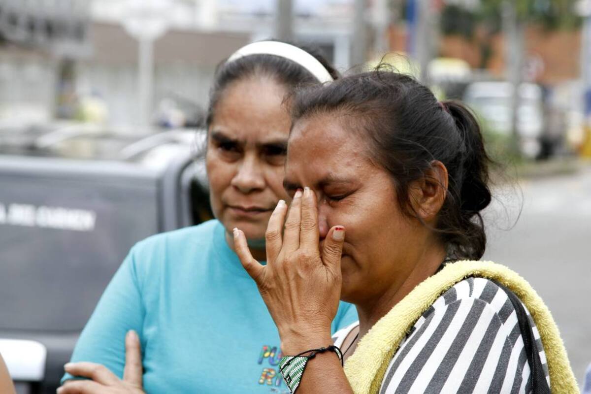 Ayer, en Medicina Legal, seccional Bucaramanga, los familiares del occiso recibieron los restos mortales. (Foto: Marco Valencia / VANGUARDIA LIBERAL)