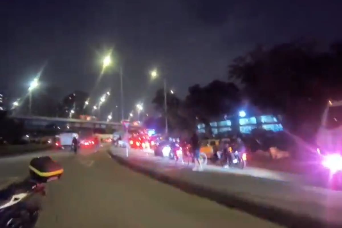 Vendedores informales y moteros generan caos vial en importante corredor de Bogotá. | Foto: Captura Tomada de Video.