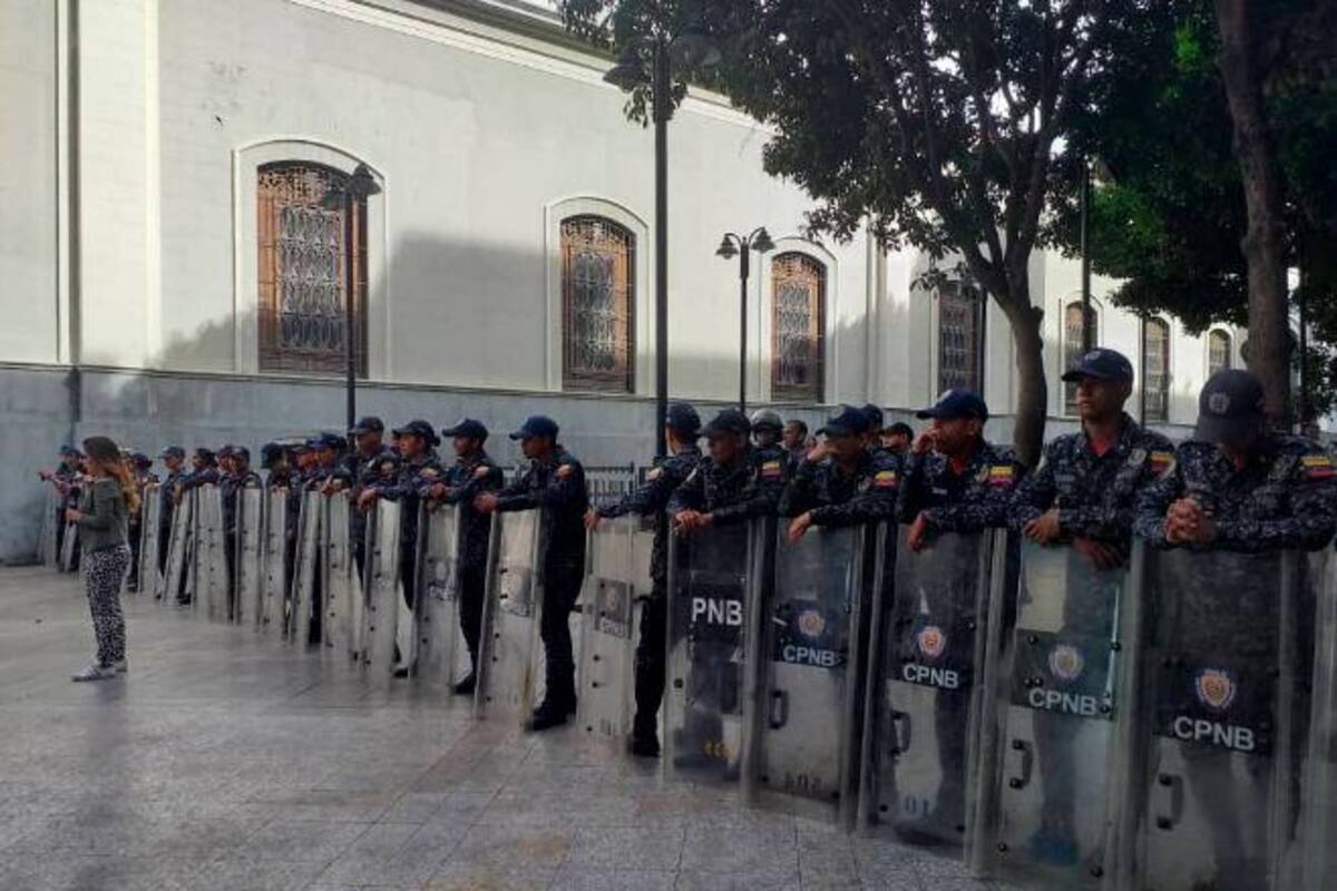 Por el momento no se permite el ingreso de diputados ni de trabajadores legislativos al Parlamento. (Foto: Tomada de Twitter)
