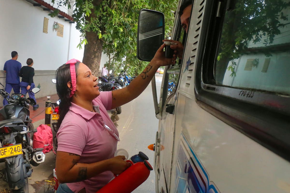 Ciudadana venezolana residente en Colombia Ariadni Benitez vendiendo café en Cúcuta (Colombia). Colombia es el principal destino migratorio venezolano en el mundo, con unos 2,8 millones de personas, según cifras oficiales. En total, más de 7,7 millones de venezolanos abandonaron su país en la última década, de acuerdo con organismos internacionales. EFE/ Mario Caicedo