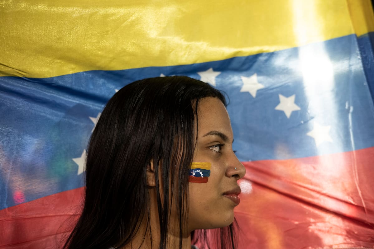 Una mujer participa en una manifestación este sábado, en Manaos (Brasil). La captura de Nicolás Maduro, y de su esposa, Cilia Flores, en la madrugada de este sábado por parte de EE.UU., en una operación denominada Resolución Absoluta, que incluyó varios bombardeos sobre el país, ha dividido al continente americano entre quienes celebran el fin del mandato del chavista y quienes denuncian las acciones estadounidenses como ilegales. EFE/ Raphael Alves