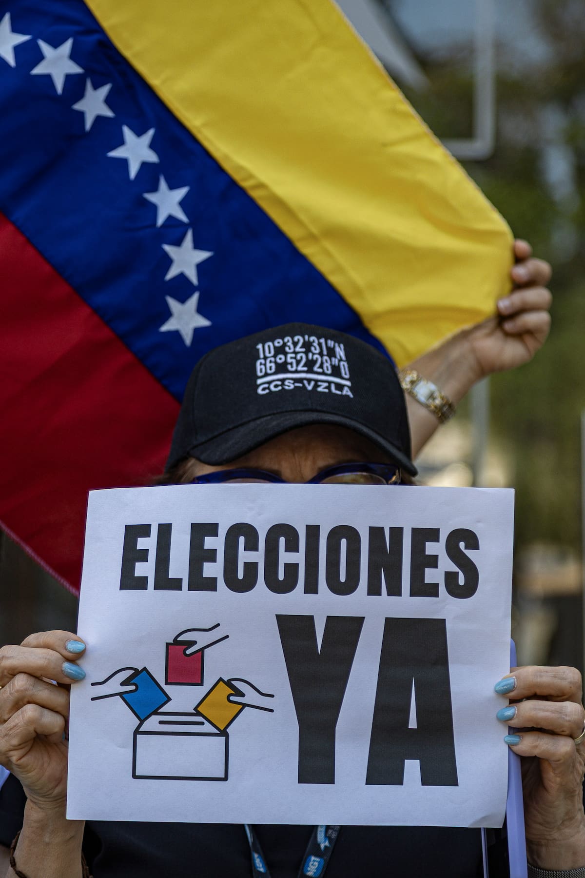 AME9135. MARACAIBO (VENEZUELA), 03/05/2026.- Una personas sostiene un cartel durante una manifestación por la libertad de presos políticos este domingo, en Maracaibo (Venezuela). Venezolanos se concentraron en varias ciudades de su país para pedir por la liberación de los presos políticos, luego de que la líder opositora y premio nobel de la paz 2025, María Corina Machado, realizara una convocatoria en más de 120 ciudades del mundo. EFE/ Henry Chirinos