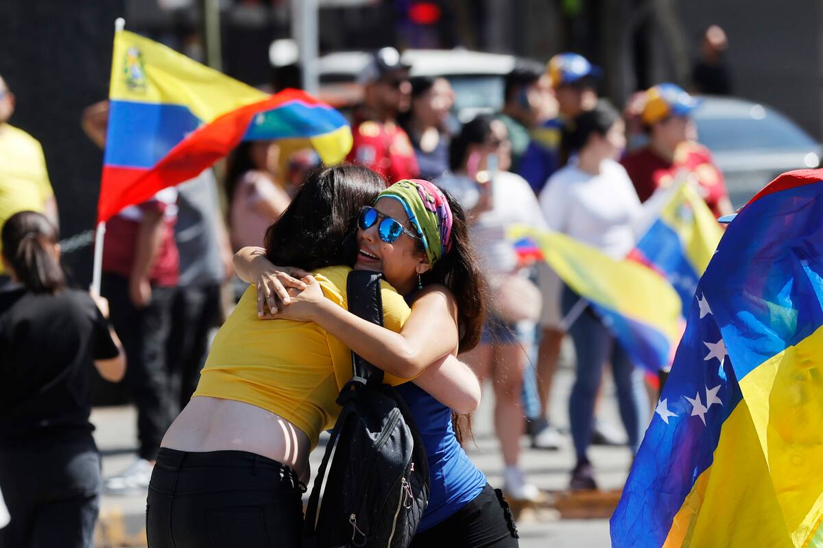 Ciudadanos venezolanos celebran durante una manifestación este sábado, en Santiago (Chile). El presidente estadounidense, Donald Trump, confirmó que Estados Unidos ha llevado a cabo "con éxito un ataque a gran escala contra Venezuela y su líder, el presidente Nicolás Maduro, que ha sido, junto con su esposa, capturado y sacado por aire del país". EFE/ Elvis González