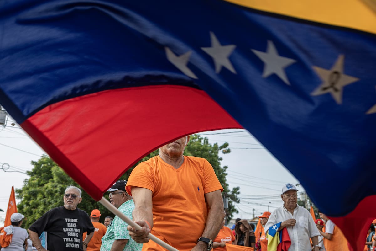 Una persona ondea una bandera de Venezuela en una manifestación este 30 de mayo de 2026, en Maracaibo (Venezuela). EFE/ Henry Chirinos