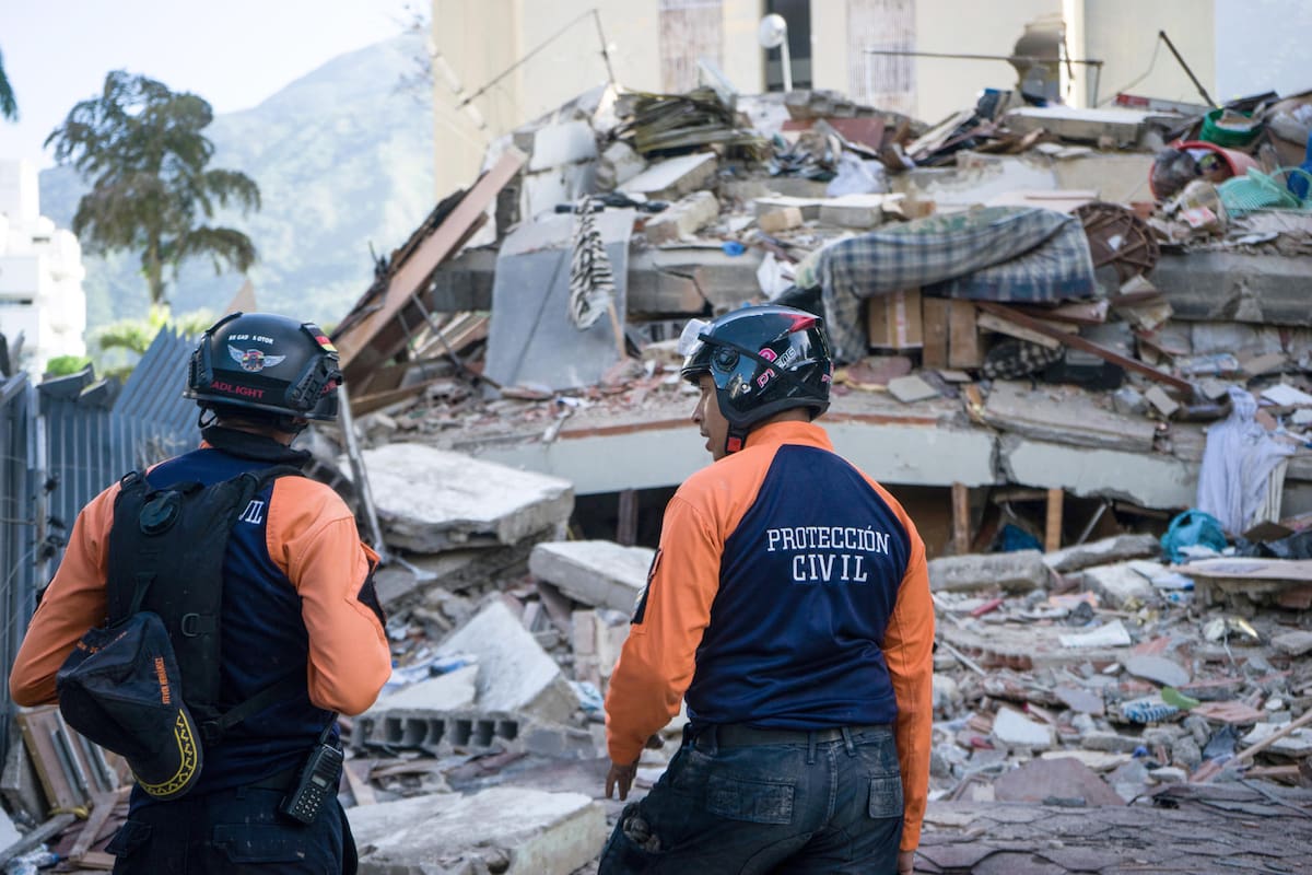 Integrantes de cuerpos de emergencia buscan víctimas este miércoles, luego de dos fuertes terremotos sacudieron el Caribe venezolano en Caracas (Venezuela). El principal fue un sismo de magnitud 7,5, informó el sistema oficial de alerta de tsunamis de Estados Unidos. EFE/ Rayner Peña