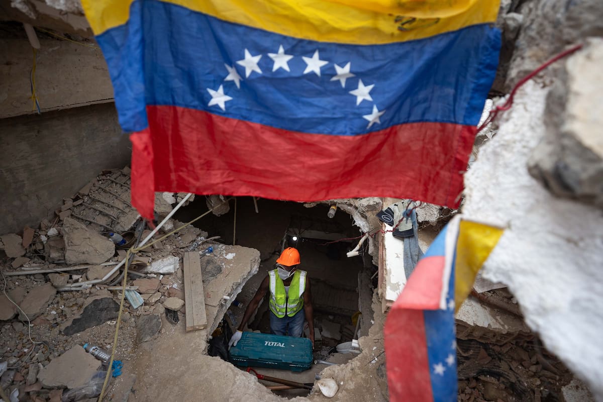 Una persona realiza labores de busqueda entre los escombros de edificios destruidos por terremotos en La Guaira (Venezuela). //EFE - Ronald Peña R.