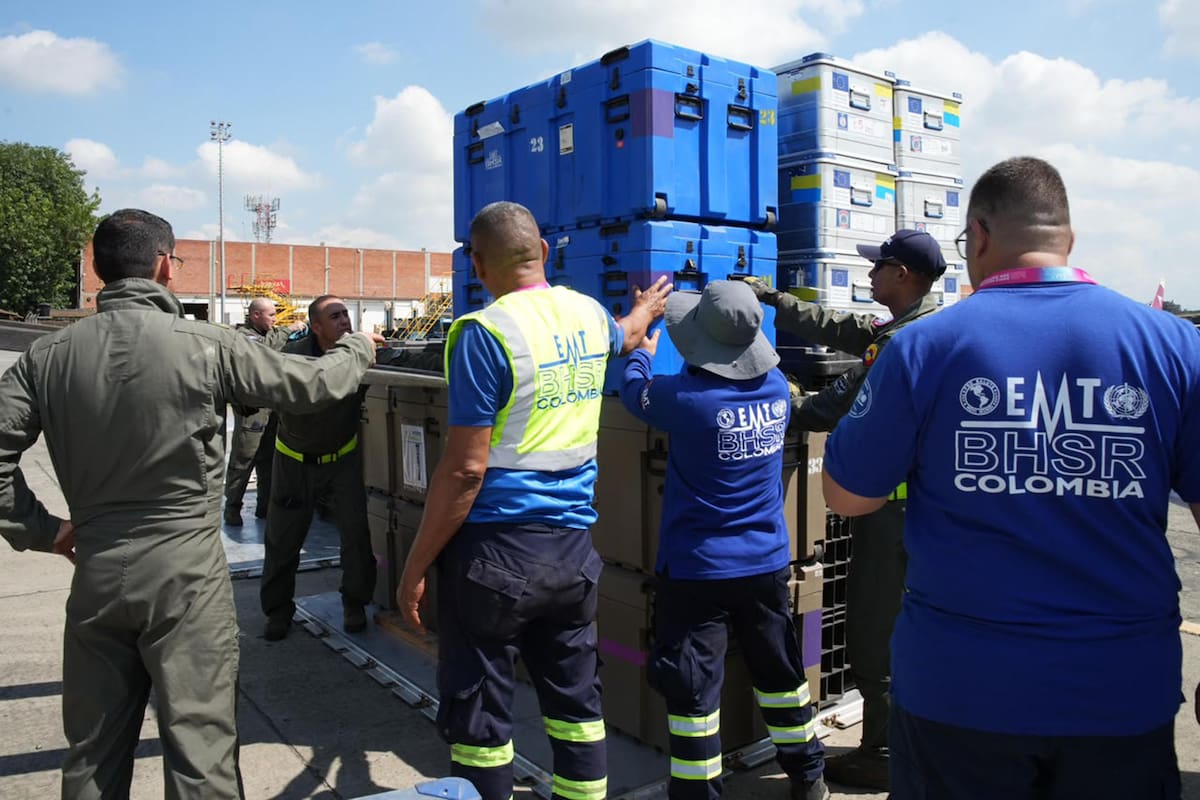 Fotografía cedida por la Unidad Nacional para la Gestión del Riesgo de Desastres (UNGRD) que muestra a un grupo de rescatistas e integrantes de la Fuerza Aeroespacial Colombiana alistando insumos de un hospital de campaña que será instalado en Venezuela y que será enviado este domingo desde Cali. EFE