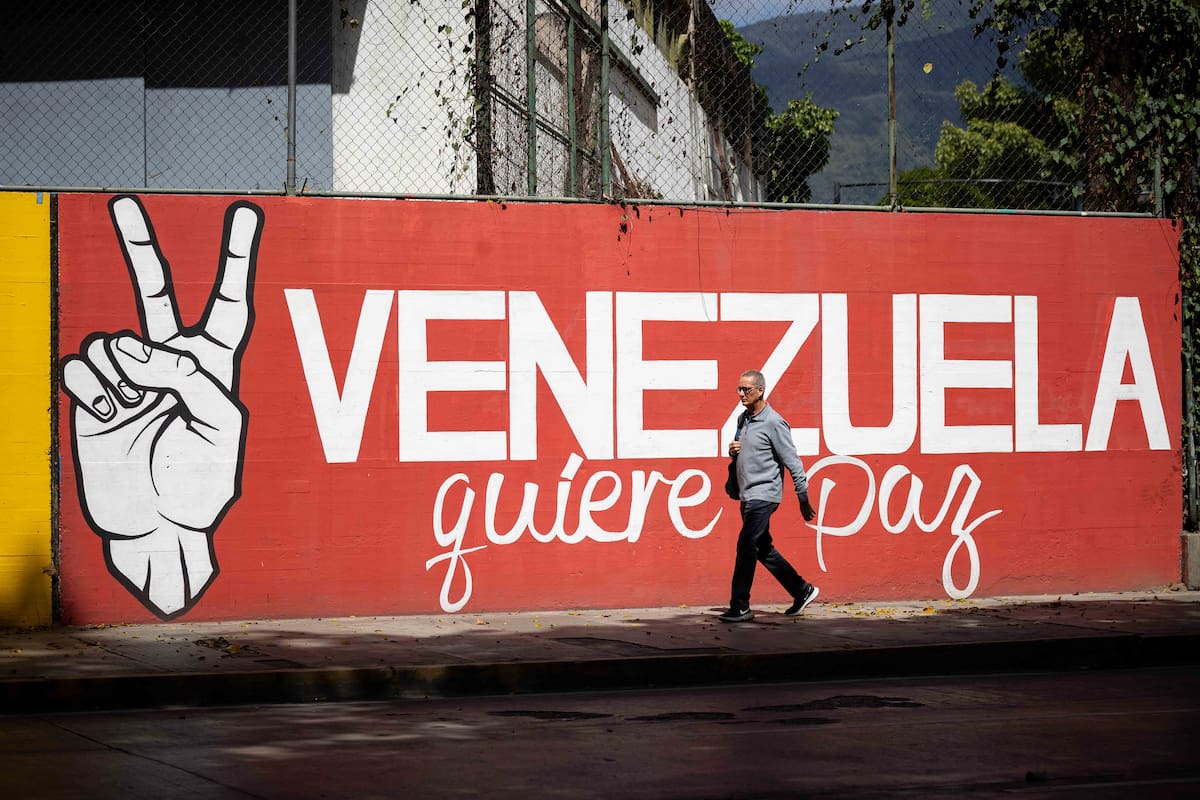 Una persona camina frente a un mural este jueves, en Caracas (Venezuela) EFE/ Ronald Peña R