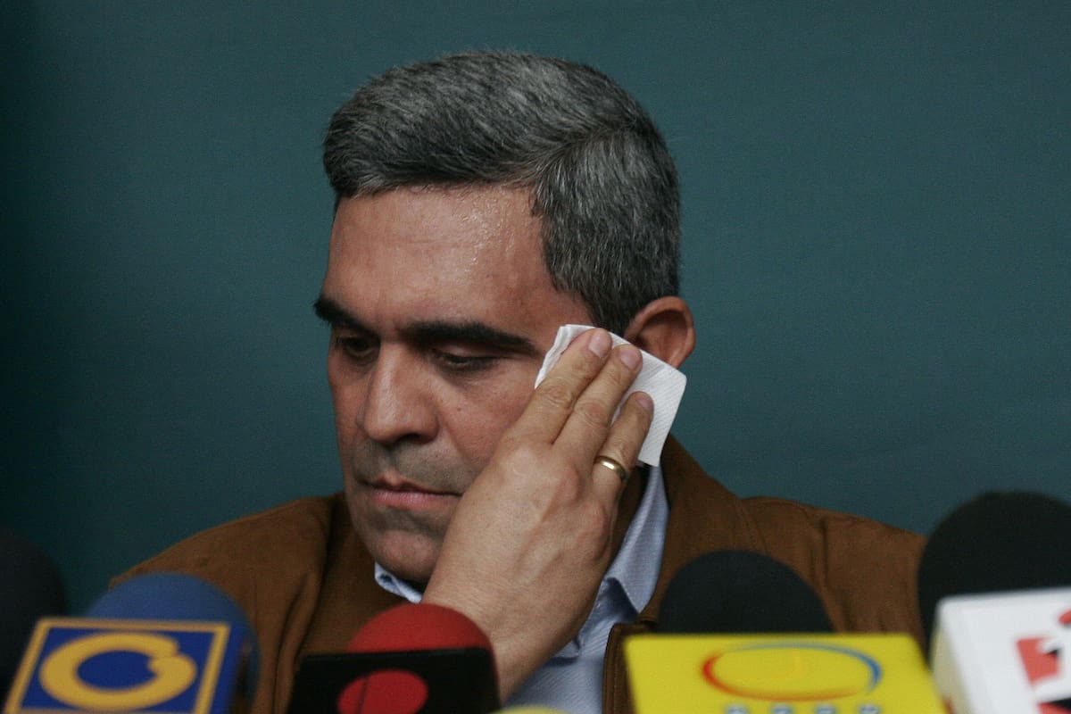 CAR02 - CARACAS (VENEZUELA), 12/11/07.- El ex ministro de la defensa venezolano Raúl Isaías Baduel convocó a los medios de comunicación hoy, 12 de noviembre de 2007, para mantener su llamado a los venezolanos a rechazar en el referéndum del próximo 2 de diciembre, el proyecto de reforma constitucional propuesto por el presidente, Hugo Chávez. EFE/ HAROLD ESCALONA
