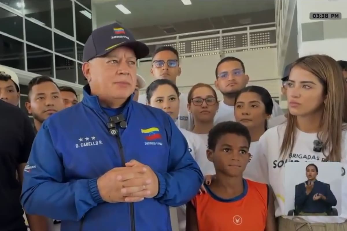 AME7969. CATIA LA MAR (VENEZUELA), 06/07/2026.- Captura de video del canal estatal Venezolana de Televisión (VTV) que muestra al ministro de Interior de Venezuela, Diosdado Cabello, durante una visita a Catia La Mar este lunes, donde criticó que el alcalde de Panamá, Mayer Mizrachi, haya afirmado que rastrea la ubicación de la ayuda humanitaria enviada al país suramericano tras el doble terremoto del 24 de junio, en el estado La Guaira (Venezuela). EFE/ VTV /SOLO USO EDITORIAL/ SOLO DISPONIBLE PARA ILUSTRAR LA NOTICIA QUE ACOMPAÑA (CRÉDITO OBLIGATORIO)