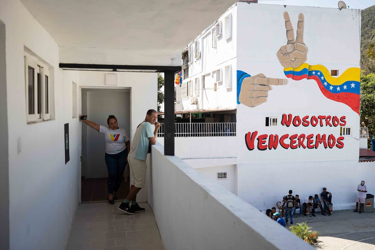 AME1081. CATIA LA MAR (VENEZUELA), 02/02/2026.- Fotografía del 28 de enero de 2026 que muestra personas al interior de un edificio reconstruido después del ataque con un explosivo ocurrido el 03 de enero de 2026, en Catia la Mar (Venezuela). Un mes después del ataque militar de EE.UU. contra su territorio, Venezuela se mantiene expectante ante un futuro cuyas líneas están atadas a la Casa Blanca, con un chavismo en pleno reacomodo sin Nicolás Maduro al frente y una oposición hasta ahora relegada en un nuevo escenario dominado por la figura de Donald Trump. EFE/ Ronald Peña R