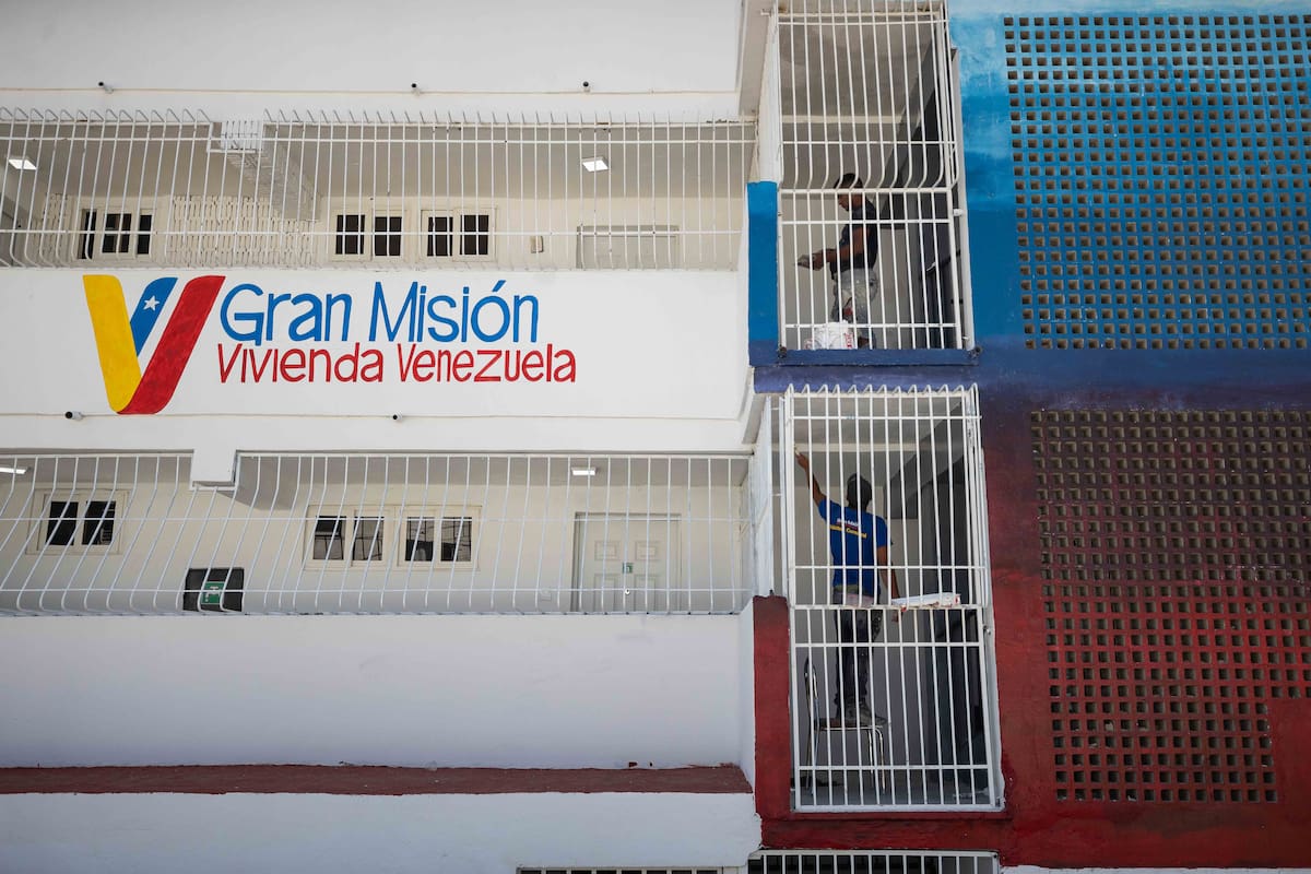 AME1082. CATIA LA MAR (VENEZUELA), 02/02/2026.- Fotografía del 28 de enero de 2026 que muestra personas pintando un edificio reconstruido después del ataque con un explosivo ocurrido el 03 de enero de 2026, en Catia la Mar (Venezuela). Un mes después del ataque militar de EE.UU. contra su territorio, Venezuela se mantiene expectante ante un futuro cuyas líneas están atadas a la Casa Blanca, con un chavismo en pleno reacomodo sin Nicolás Maduro al frente y una oposición hasta ahora relegada en un nuevo escenario dominado por la figura de Donald Trump. EFE/ Ronald Peña R